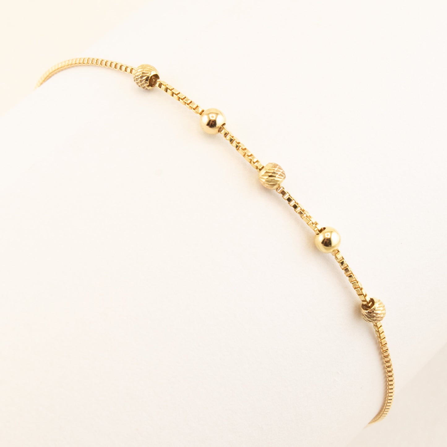 18k gold bracelet. Measures 16-18 cm