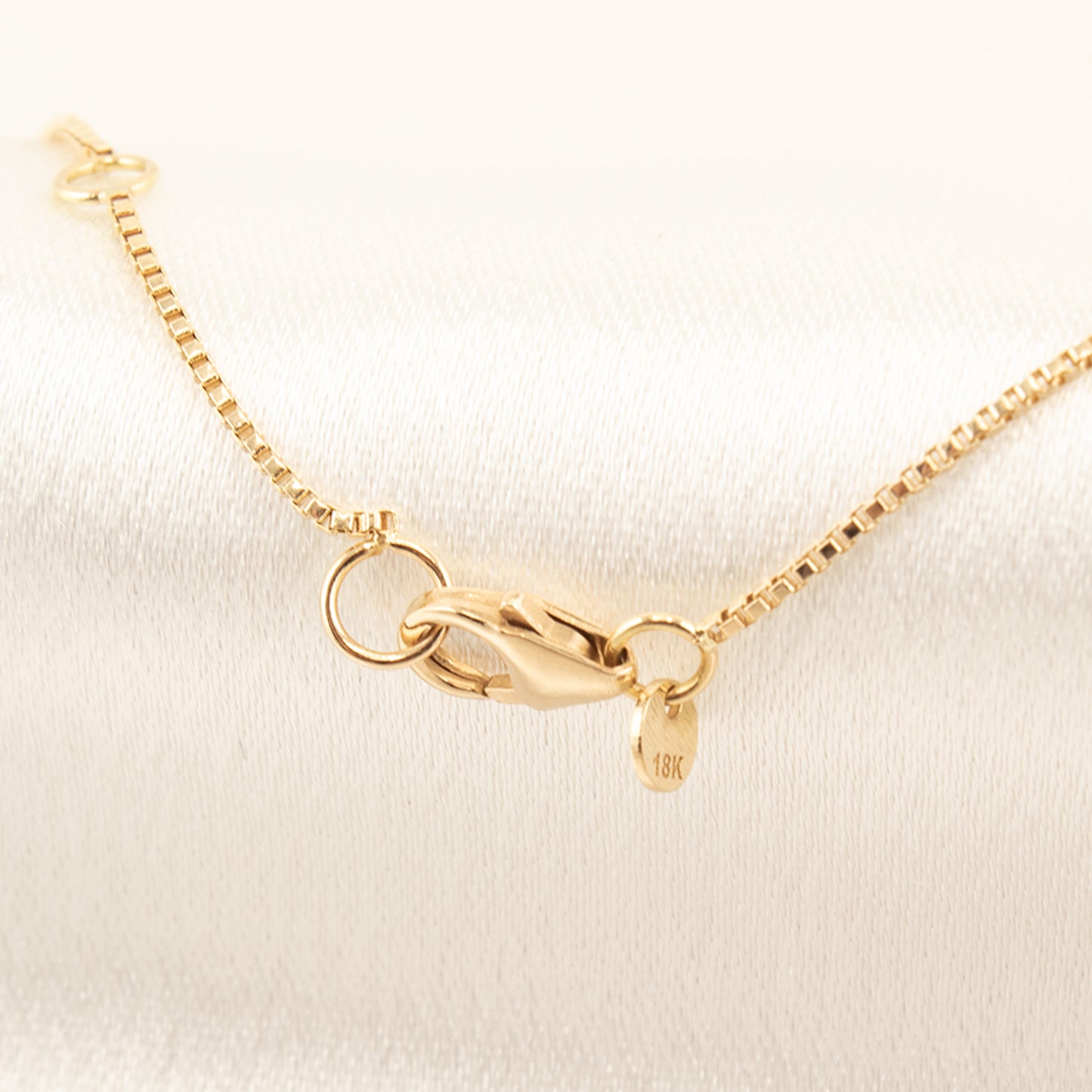 18k gold bracelet. Measures 16-18 cm