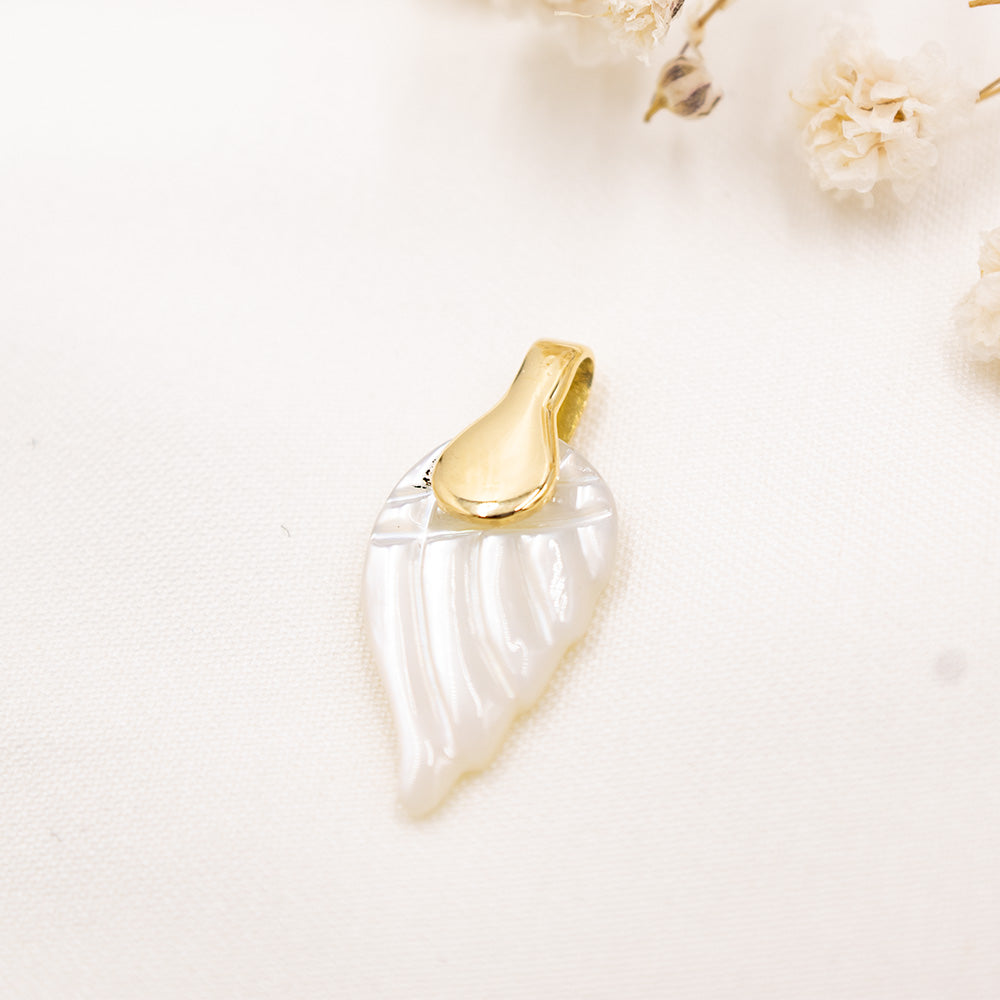 18k Gold Pendant with Mother-of-Pearl
